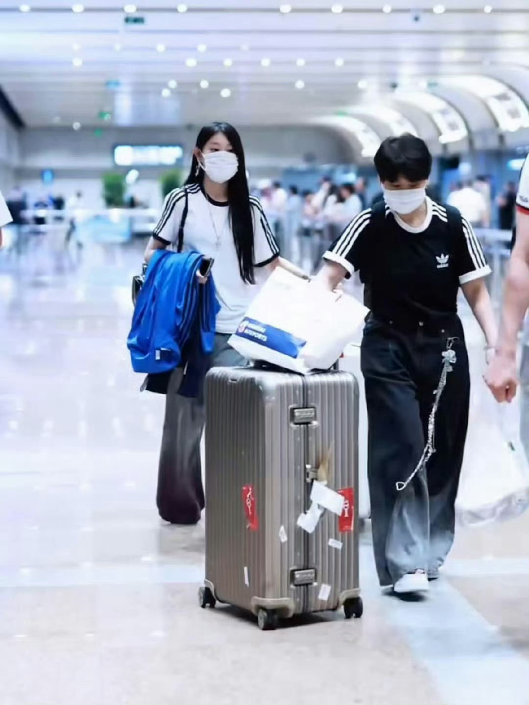 沈春阳接女儿回国沈春阳接女儿回国，美美桑内～欢迎佳润回国。 ​​​