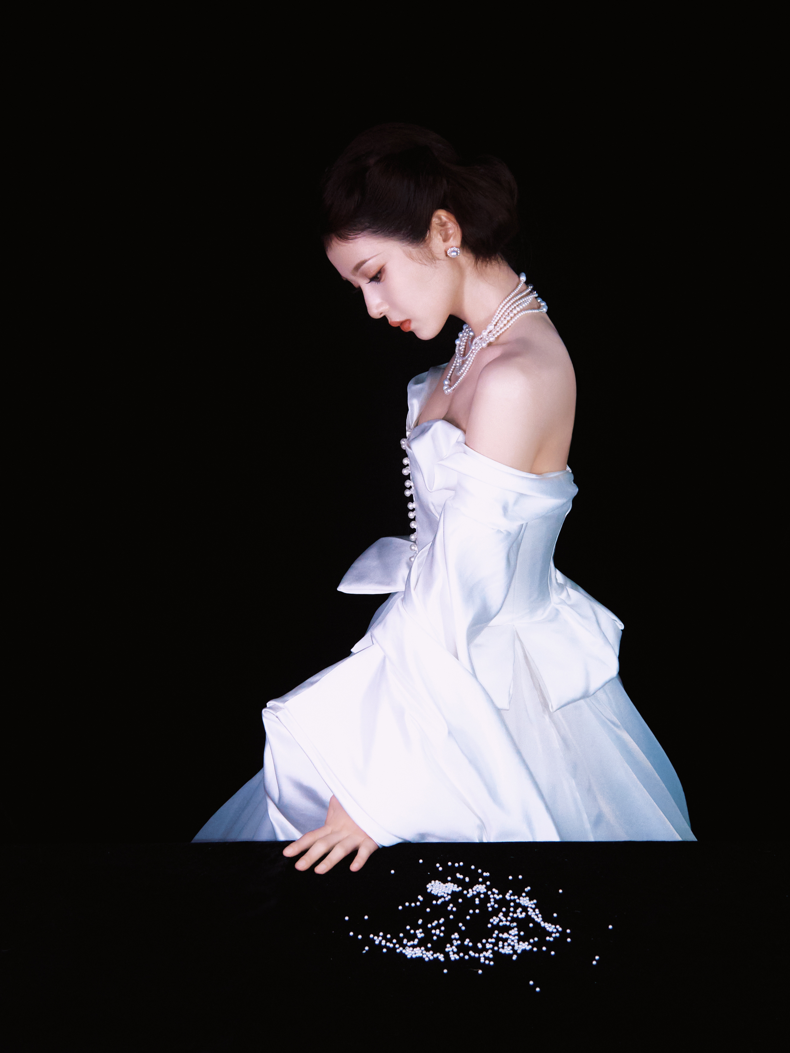 张淼怡星光大赏出图 救命！张淼怡这组星光大赏出图直接美到心巴上！纯白缎面礼裙勾勒