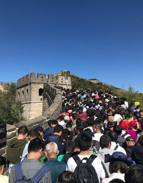 五一长假，美国和中国都在崩溃的边缘！美国崩溃是很多人买不到东西，物价上涨，需要的