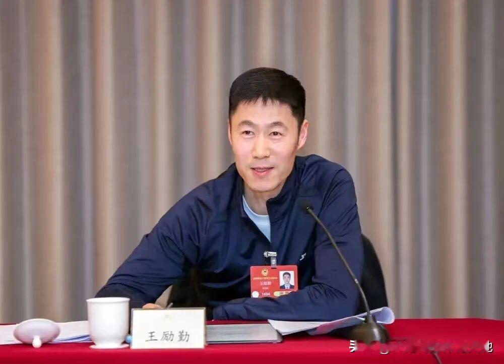 王励勤乒羽运动管理中心副主任知名运动员退役后转型从政的，那都得是其中的佼佼者，不