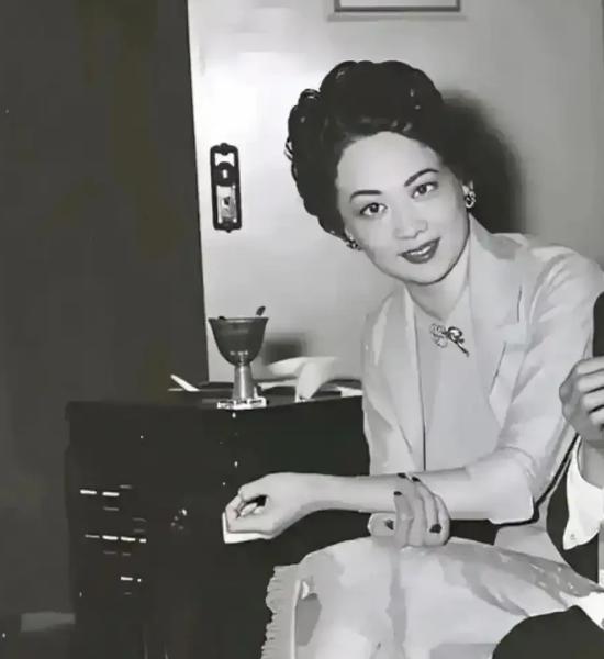 1981年宋庆龄病危，远在海外的宋家亲属陆续得到消息，身边的人也想尽办法，希望那