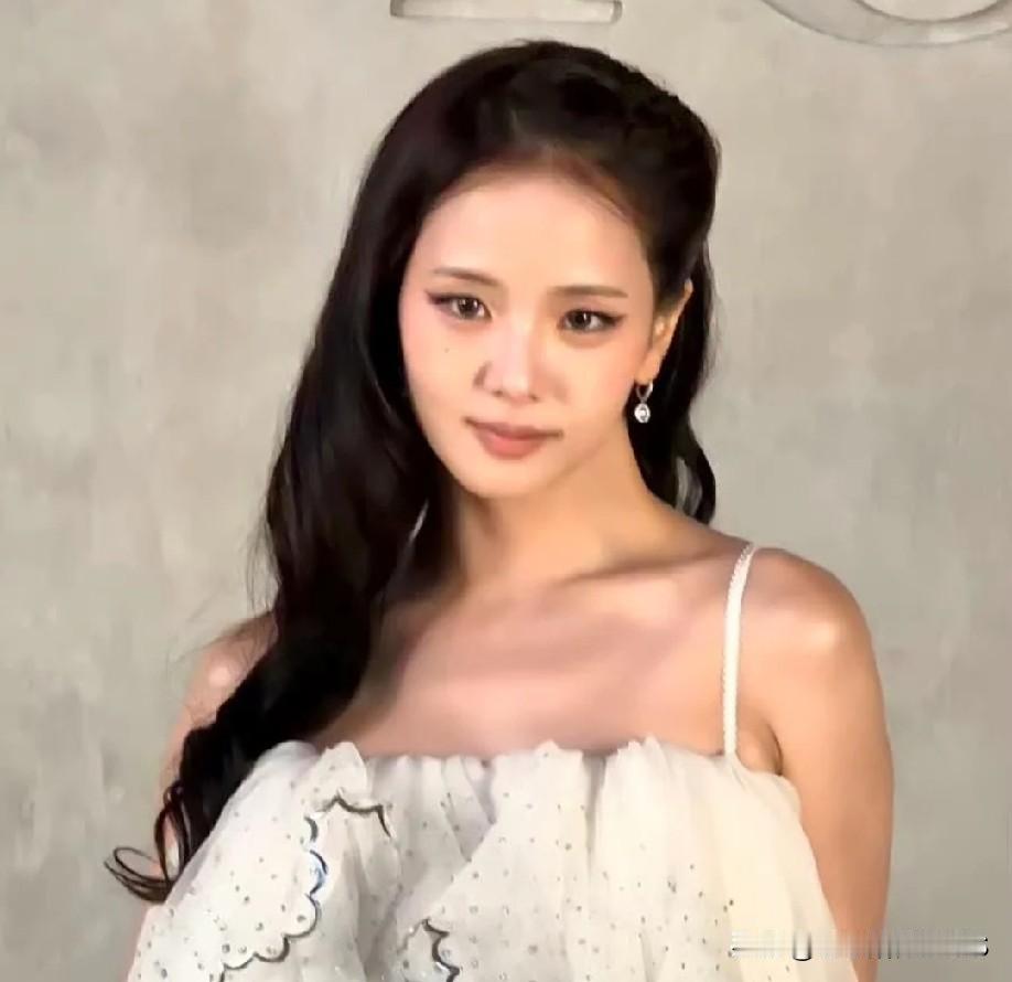 哎哟喂，Jisoo最近状态直接开挂！这套妆造真的美到惊艳，脸颊那颗痣堪称点睛之笔