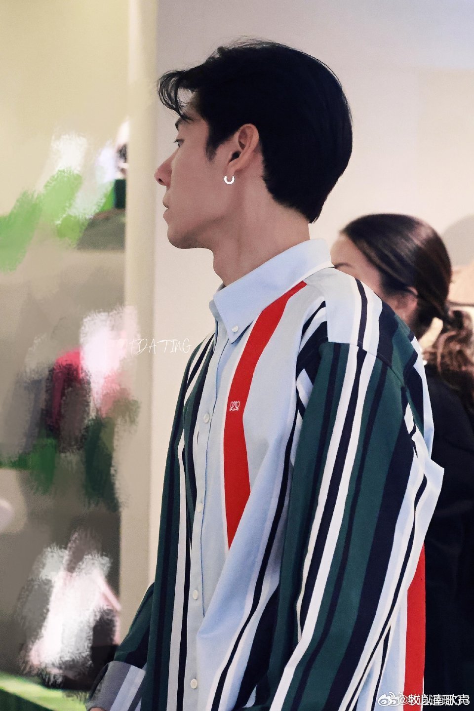 蒋奇明突然闯入镜头 看到蒋奇明信步街头那段直接心动，彩色条纹衬衫松弛时髦，等待红