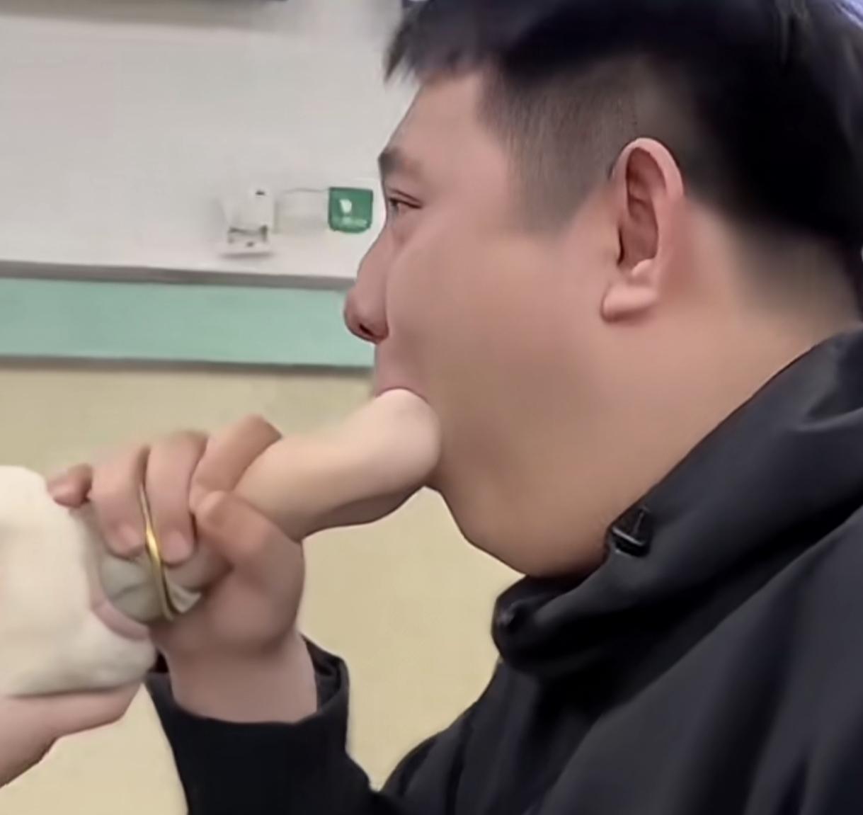 男子本想把女友的手“吃”嘴里拍视频
万万没想到卡住出不来了
网友：最后咋弄出来的