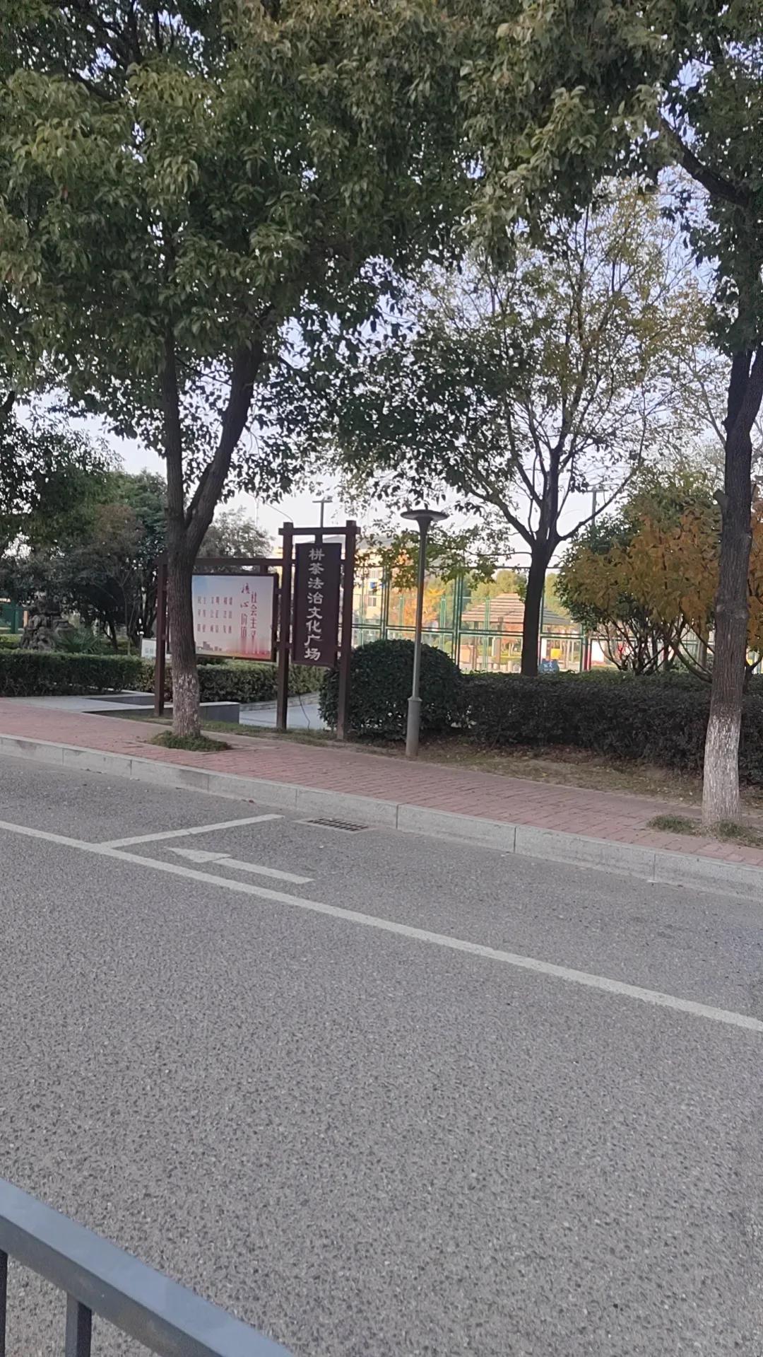我在广场的奇遇记 今天我要在好润多超市斜对面的广场上，开启一场超级有趣的玩耍之旅