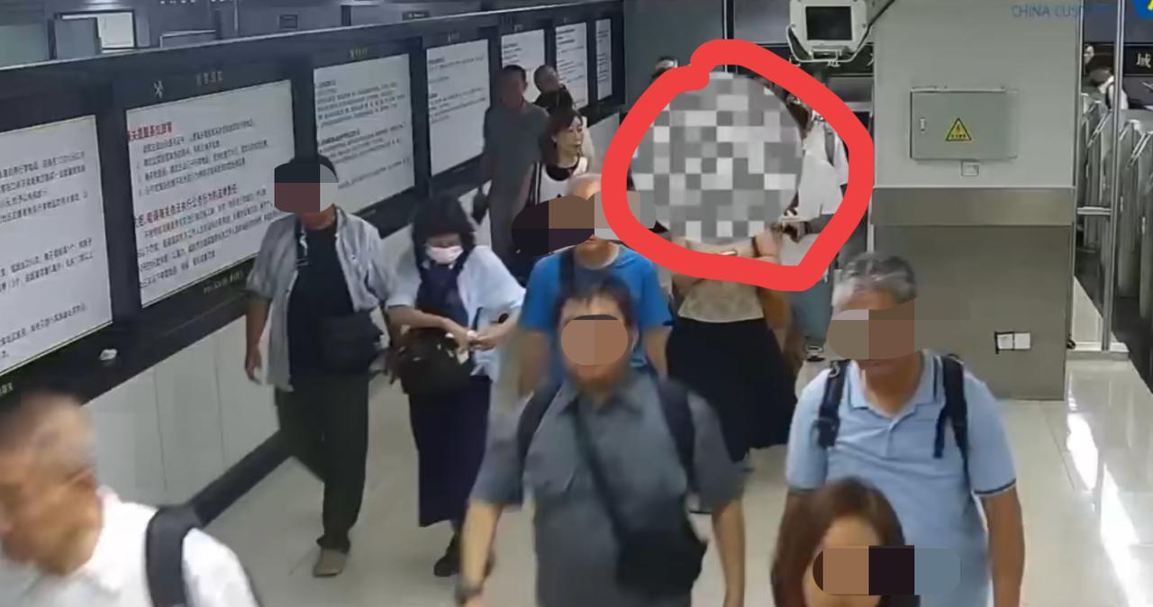 真离谱！深圳罗湖海关，一位进境的女子被拦下检查，她穿着一件黑色的裙子，裙摆格外肥