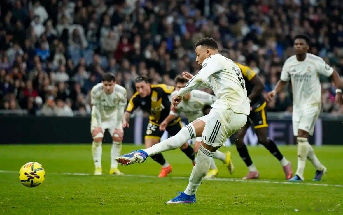 姆巴佩点球绝杀皇马本轮打个巴列卡诺都这么费劲，最后靠着超长加时姆巴佩点球绝杀，继