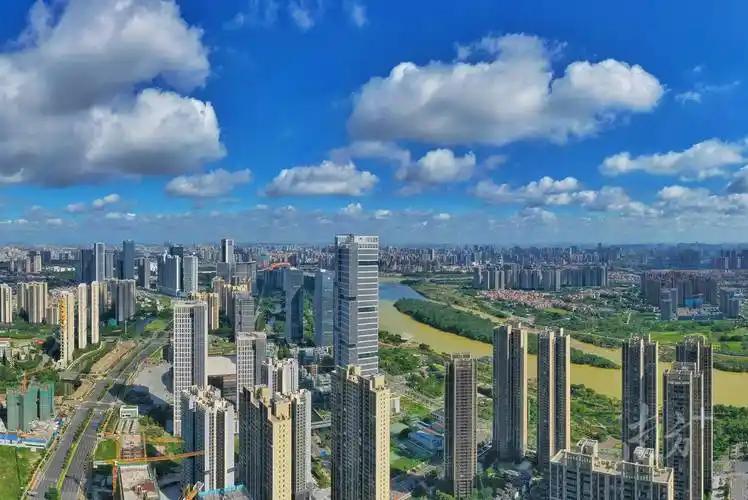 很多新小区成立业委会确实难。从法律程序看，启动得20%以上业主联名申请，新小区业