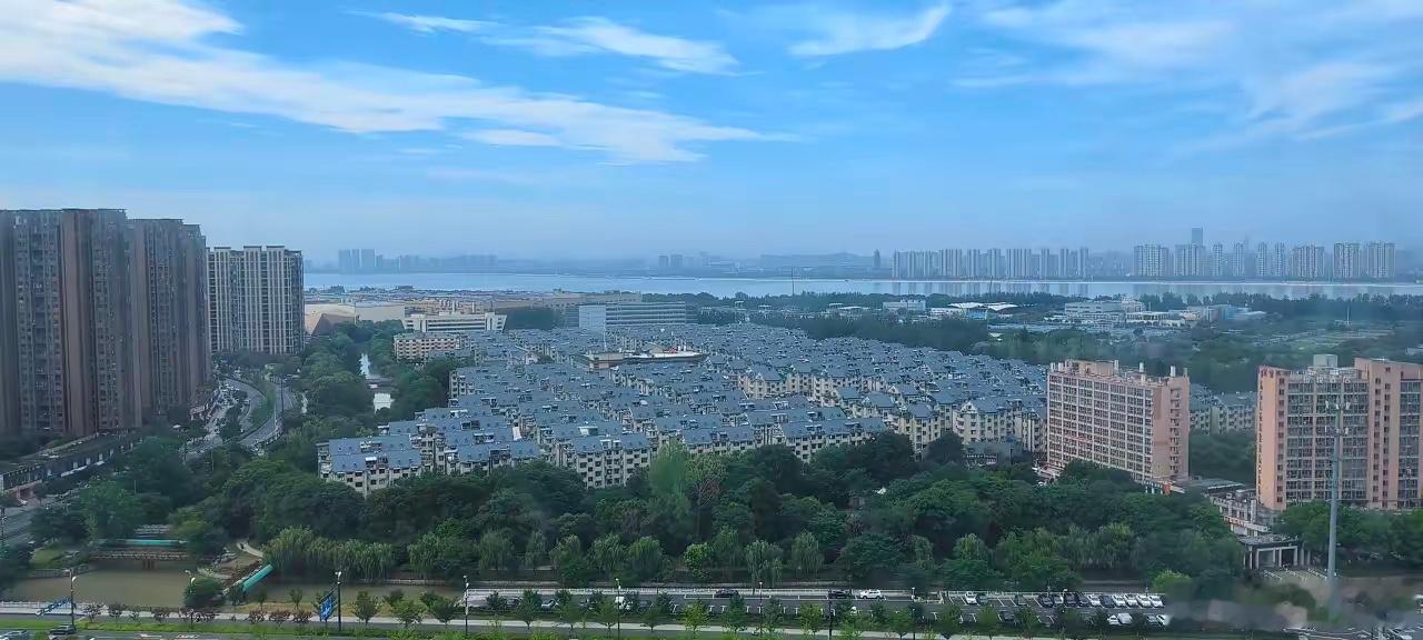 好房的市盈率是2倍市盈率是二倍，意思就是你花2块钱买股价，公司每年能赚1块钱，两