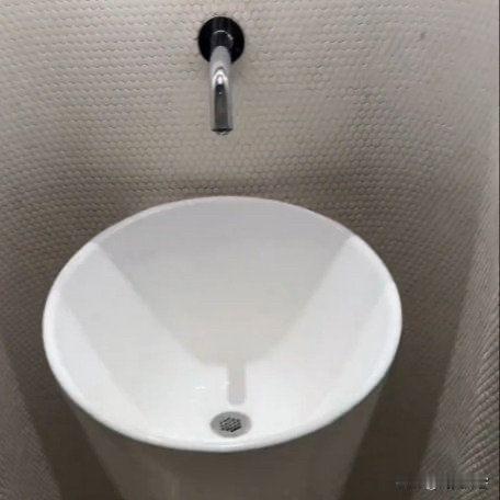 上海一网红商场男厕洗手台被指太像小便池，发布者：自己差点就用错了。商场客服回应：