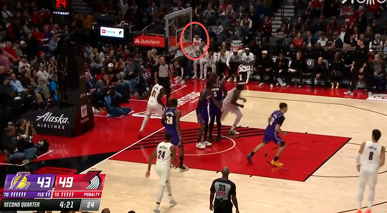 哦哦，杨瀚森今天坐第二排去了，那应该不会上场了。金秋观赛季开拓者vs湖人 ​​​