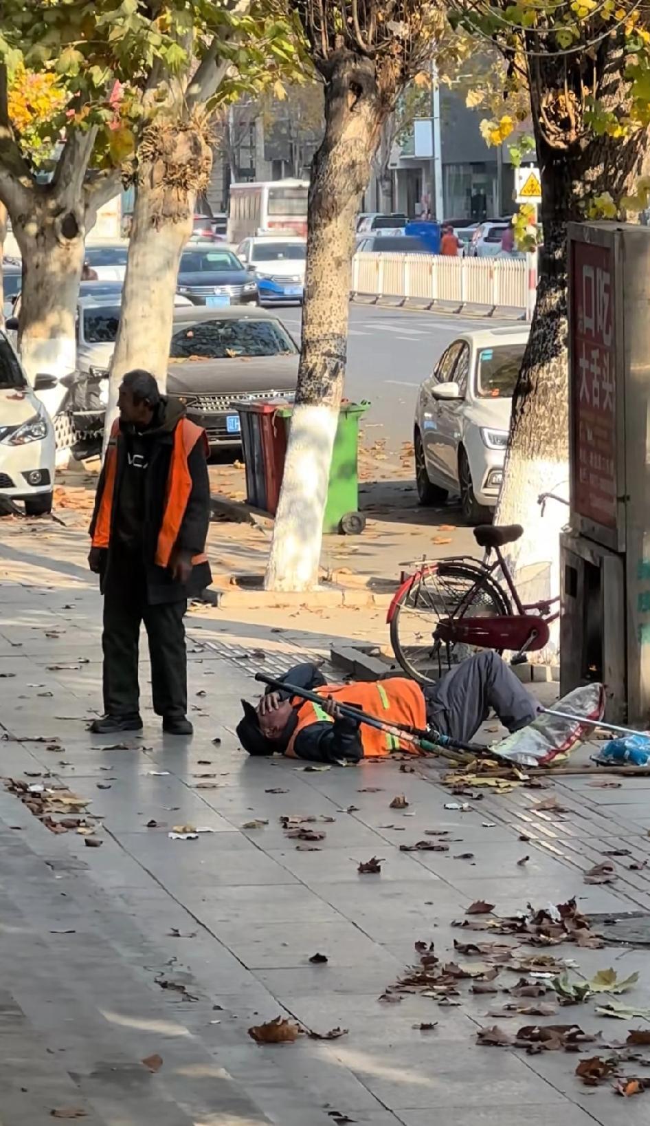 环卫大叔真的不容易，一直扫树叶一直掉一直扫，还被领导骂，情绪崩溃了！
边上那个大