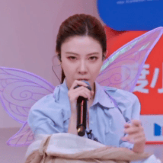宋妍霏这个白眼是自己加的吧 《花蝴蝶》小考那个白眼翻得也太妙了。“路人甲凭什么发
