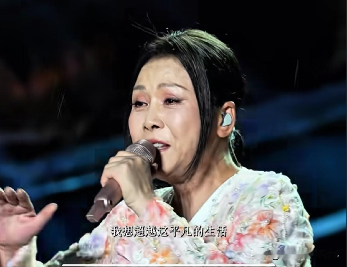 要说最喜欢的歌手，田震绝对是我心里独一份的存在。
如今的她衣着得体素雅，妆容清淡