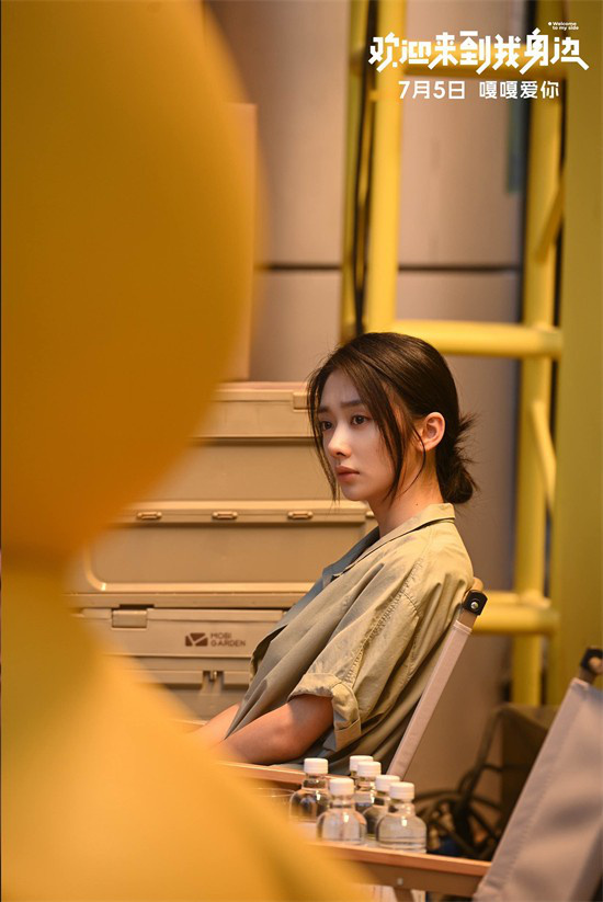 近日，电影《#欢迎来到我身边#》曝“一吻定情鸭”海报，陈小舟（于适 饰）和冯佳楠