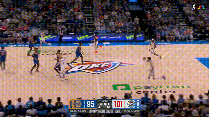 雷霆超级球星亚历山大真是极其的嚣张！在今天雷霆主场迎战尼克斯的比赛中，当时比赛进