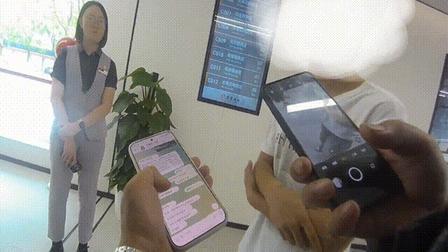浙江嘉兴，18岁的小伙子在厕所里扫了个码说能约美女开房，小伙子就准备去银行取钱。