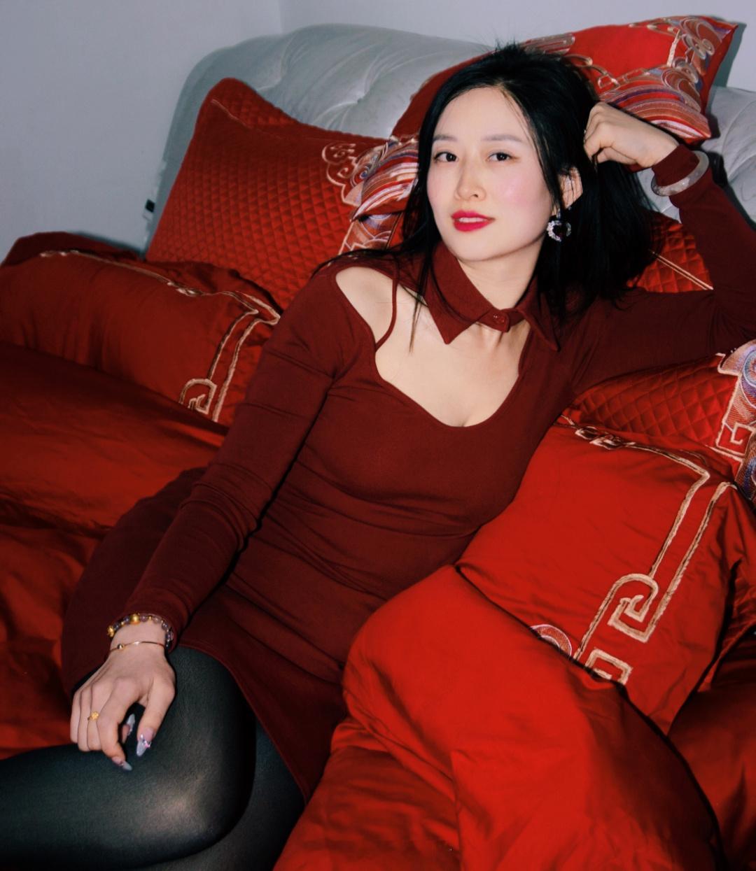 洞房里，一位很喜庆的新娘子。