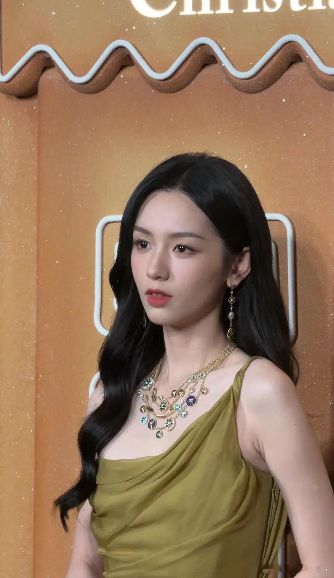 周也怼脸生图也超美  