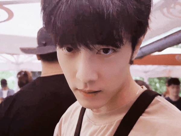 肖战最新volg，滑滑梯被颠到跳脚[笑cry] ​​​