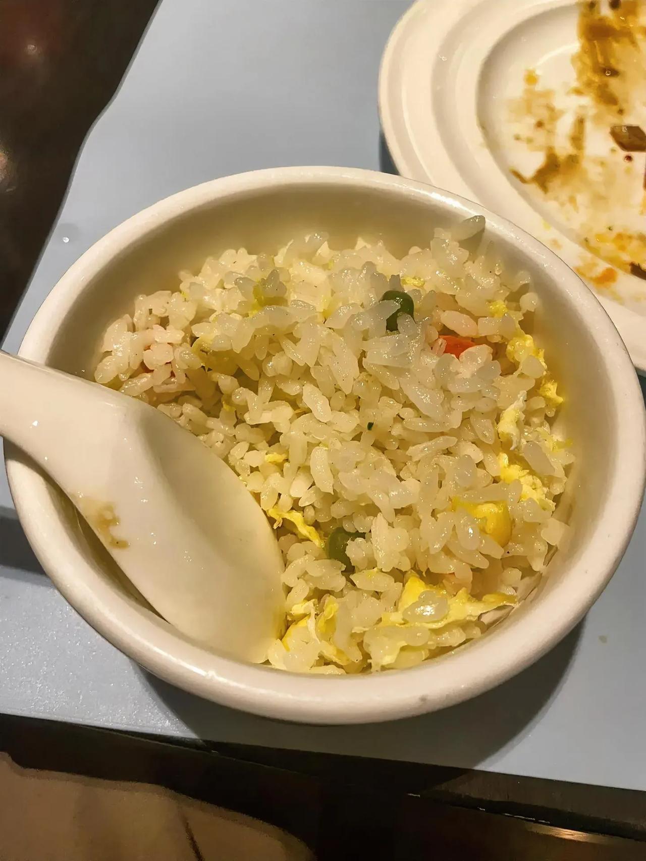 吃自助餐先拿一盘蛋炒饭这种行为真的可笑吗？

今天带着孩子一起去吃自助餐，由于人