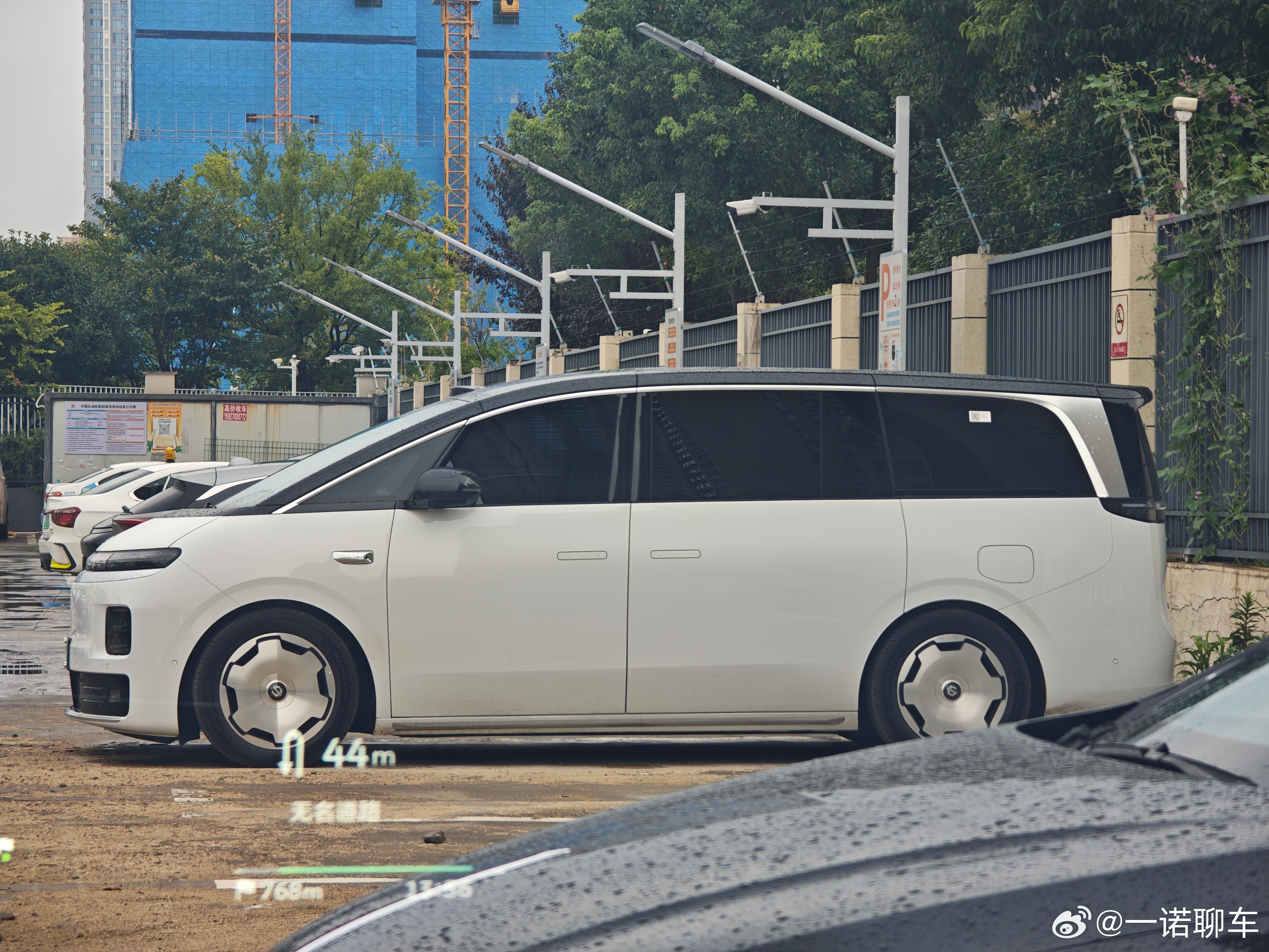 第一次见零跑D99实车 我感觉还挺好看的啊 这玩意儿性价比超级高  ​​​