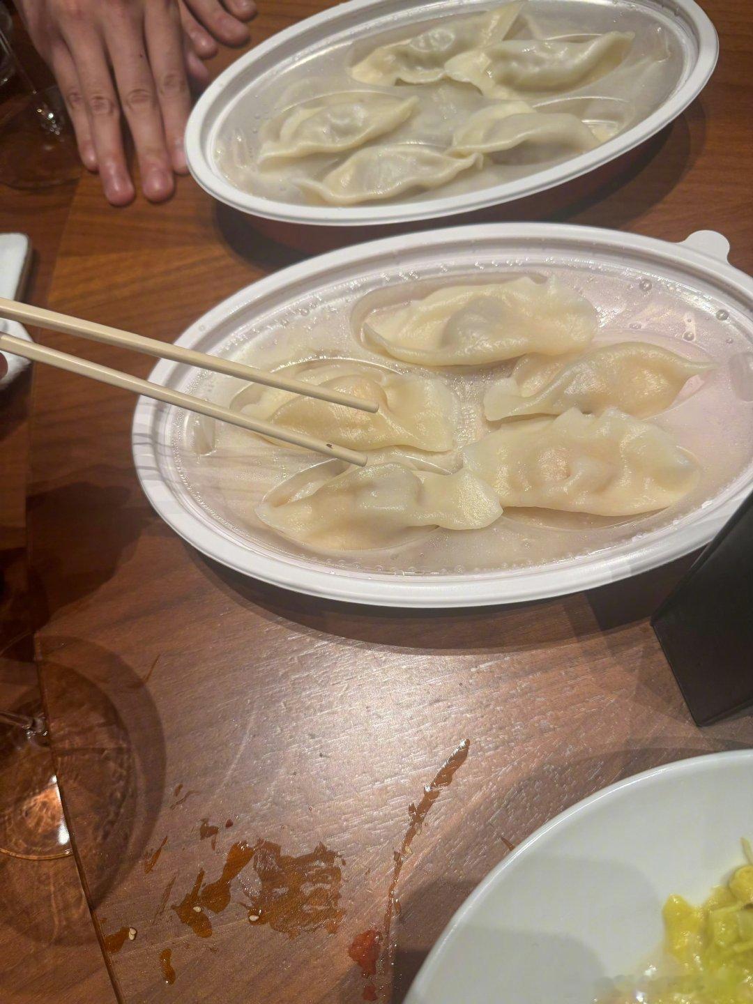 陈妍希凌晨吃饺子陈妍希晒饺子照 刚看到陈妍希凌晨发的饺子，两大盘摆在桌上，筷子夹