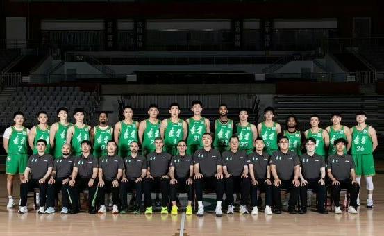 辽宁男篮全家福，为什么没有李晓旭呢！但不管怎么样，球队与上赛季相比，有质的改变，