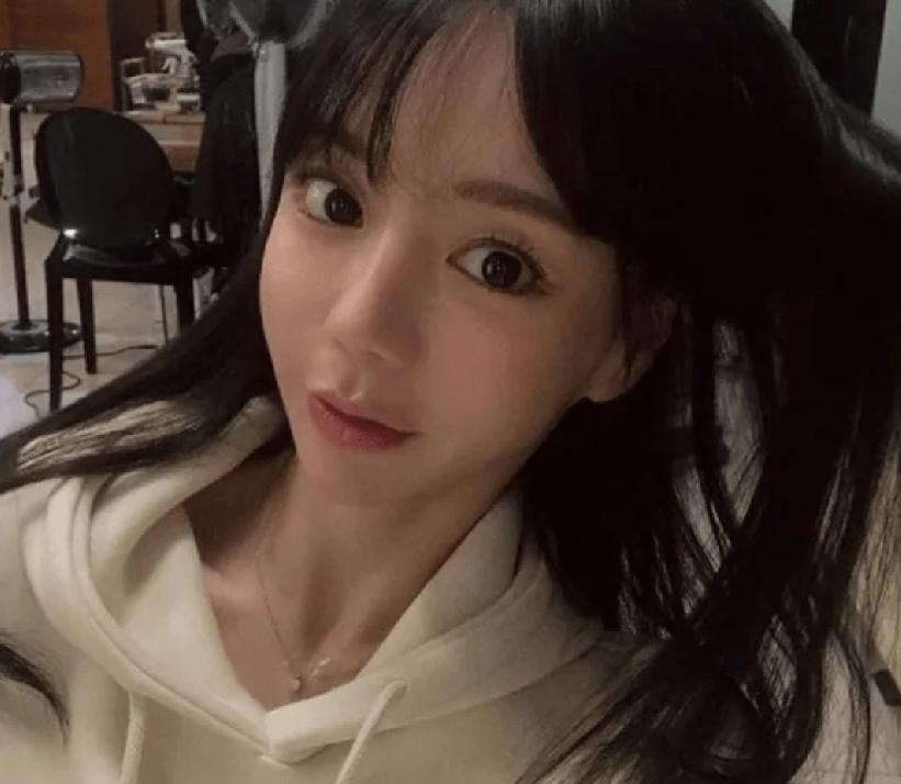 韩国男星朴有天与韩国大企业南洋乳业孙女黄荷娜曾有过一段谈婚论嫁的恋情。然而，两人