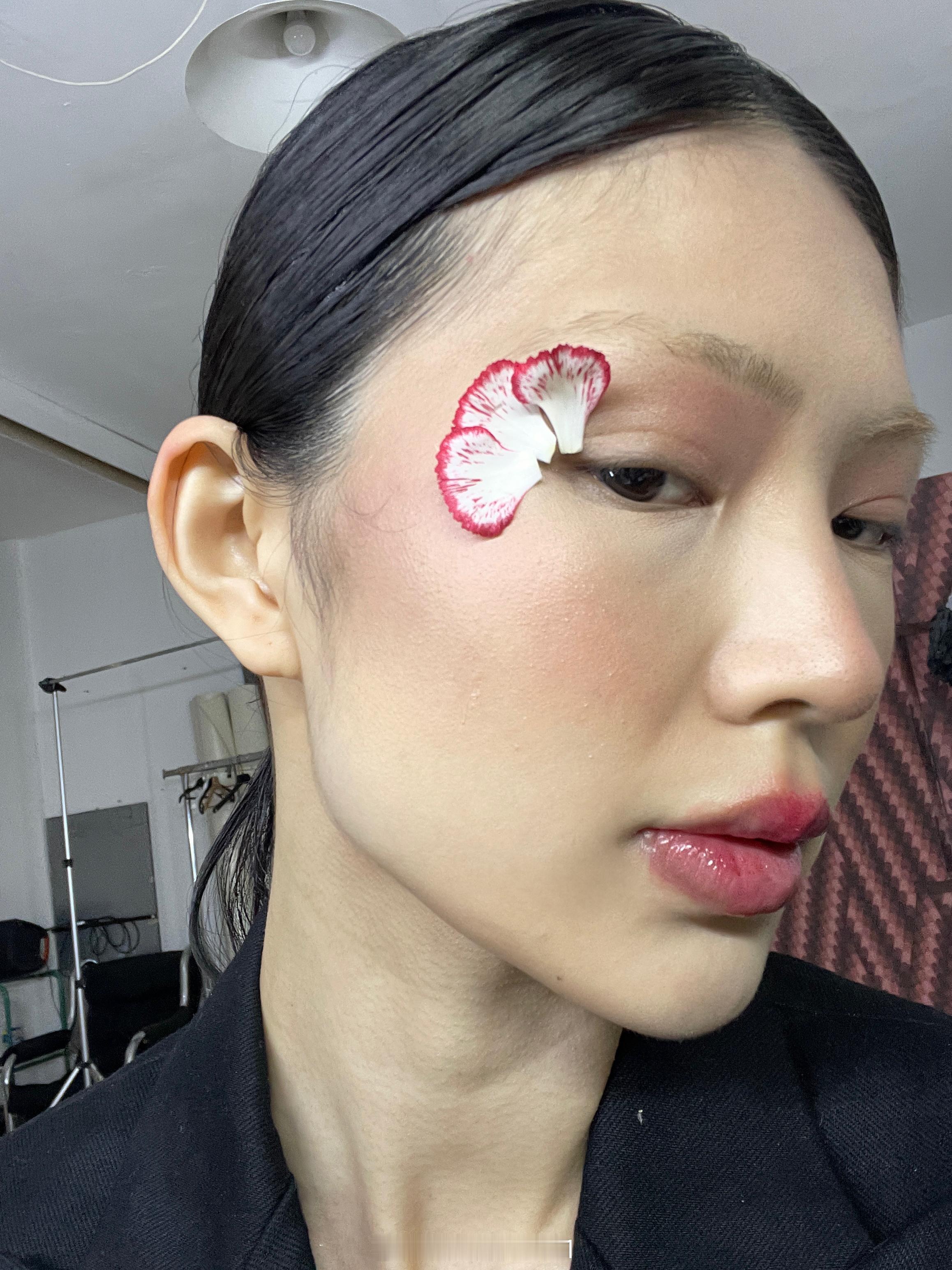 春天了适合做一些花卉主题的妆造 ​​​