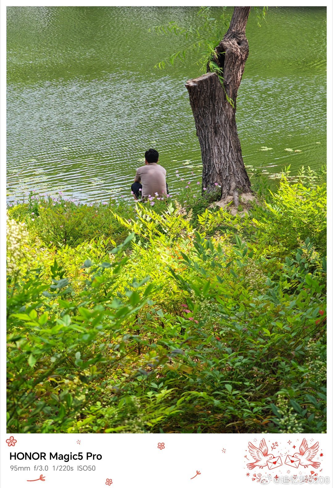 盛夏的阳光透过枝叶，在河面上洒下粼粼波光。有人穿着汉服走过花田，裙摆轻晃；有人静