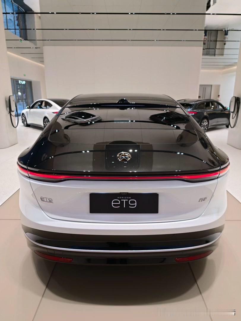 蔚来ET9高端旗舰轿车，是蔚来品牌技术天花板，全域900V高压架构，四轮转向，低