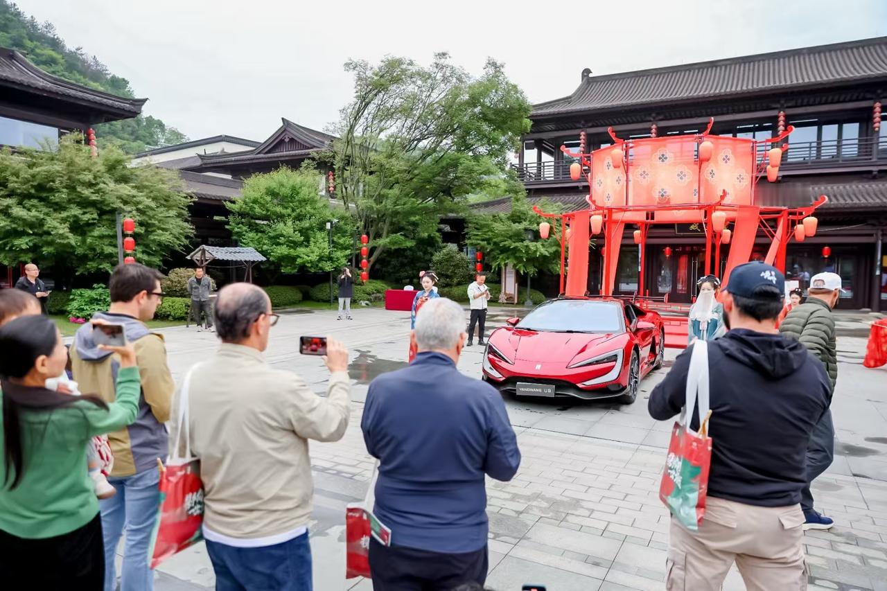 比亚迪让外国人睁眼看世界了！
4月24号，浙江嵊州（绍兴县级市），一群外国人在围