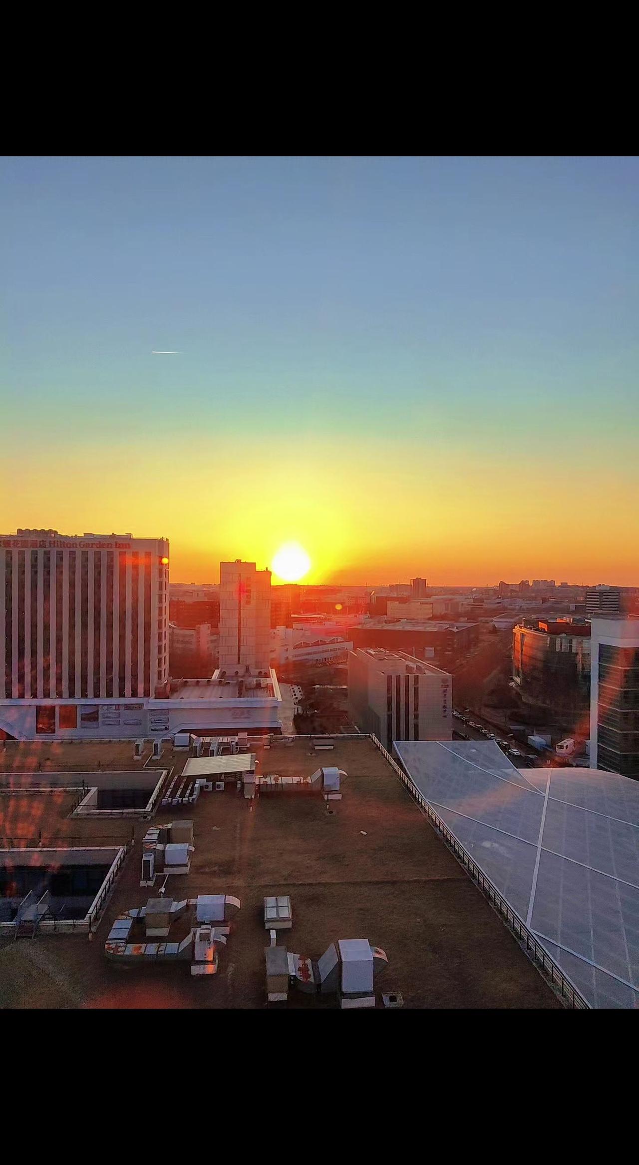 一早儿，病友告诉我，快去看看日出，特别漂亮。拿上手机走出病房，楼道里散满了阳光，