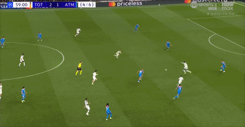 又是中场抢断，西蒙斯的直塞，波罗一脚外脚背打门，被穆索扑出 