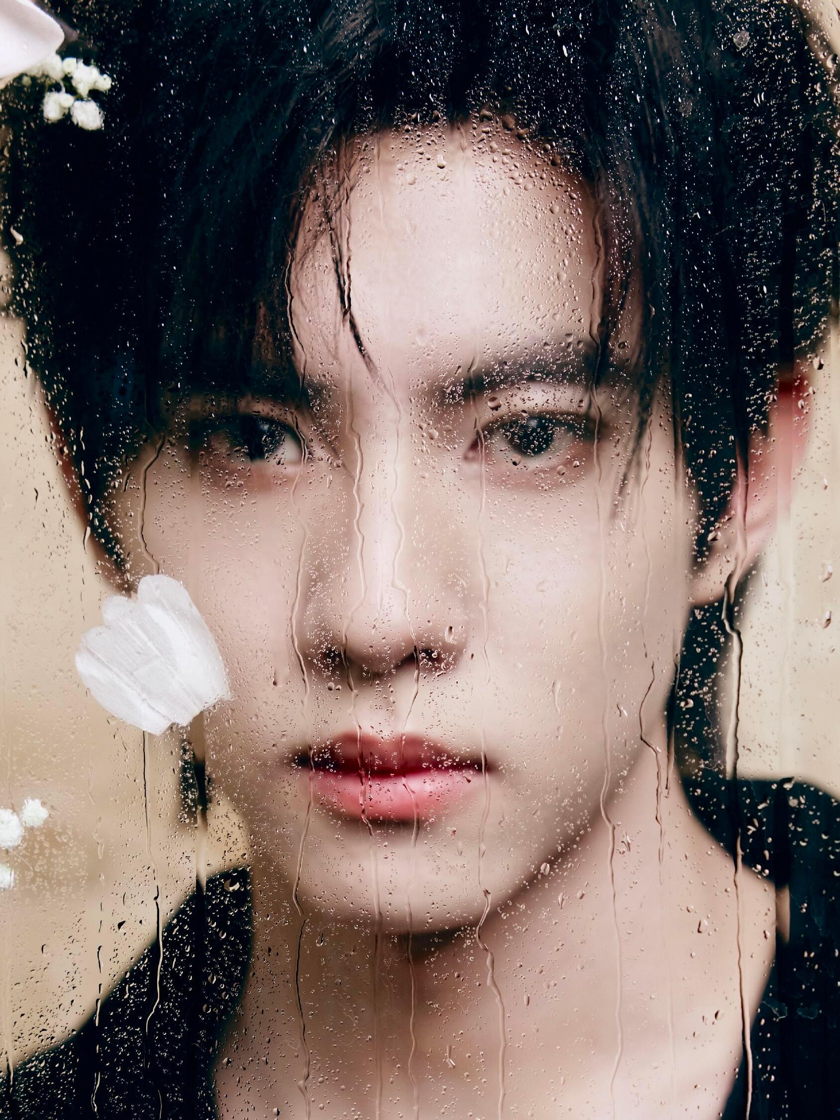 摄影师分享自己前段时间拍的刘轩丞📸琉璃水雾氛围感大片怼脸镜头好帅啊！ 