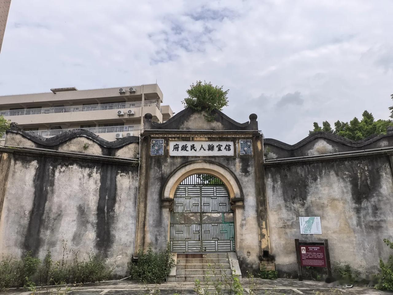 信宜窦州古城，杨桃鸭是一绝，必点的菜式。
      信宜窦州有一千多年的历史，
