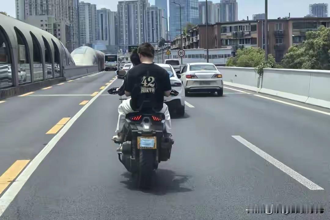 🏍️ 成都摩托车戴口罩遮挡号牌闯二环高架，1小时被抓！罚450元扣11分

2