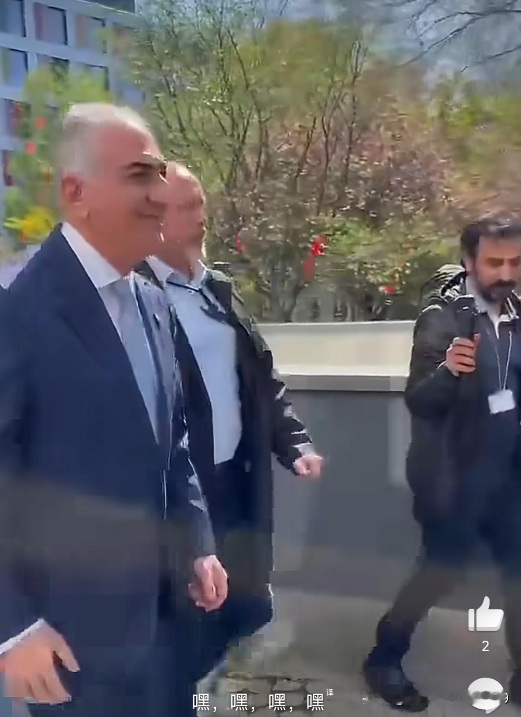 4月23日，美伊之间默契的停火让伊朗流亡王储礼萨·巴列维再也坐不住了，他紧急飞到