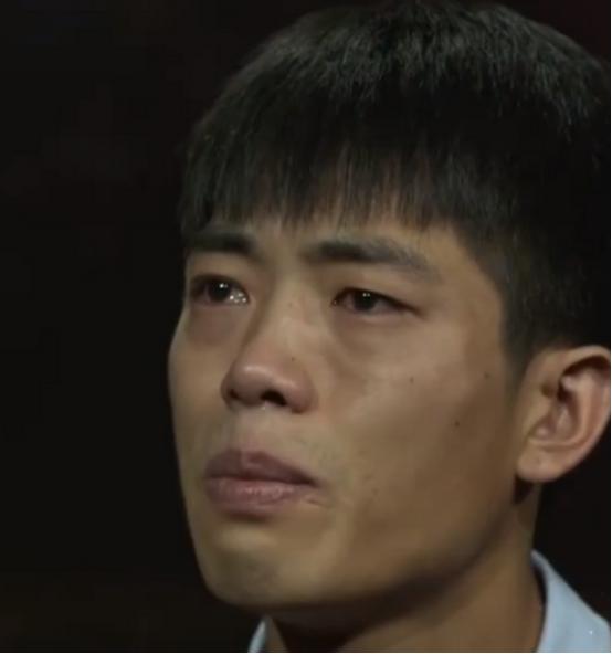 张道旗，两岁被人贩子从母亲怀里抢走，卖到河南，在养父母家挨了二十年打骂羞辱，最后