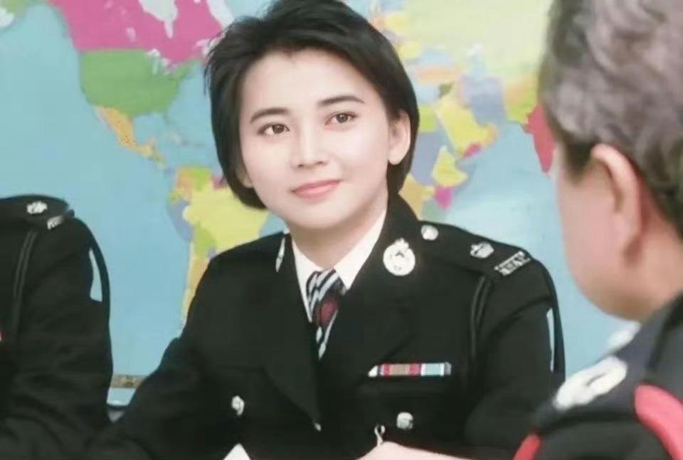 昔日香港“霸王花”胡慧中一家子，医学博士的老公风度翩翩，生活太好了，所以女儿长到