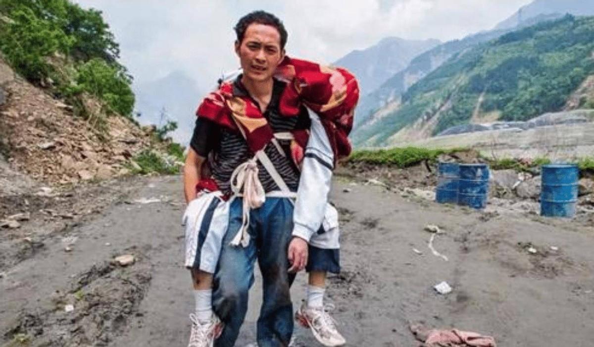 [伤心]“不用看了，他已经死了。”2008年汶川地震中，一位父亲背着高大的儿子，