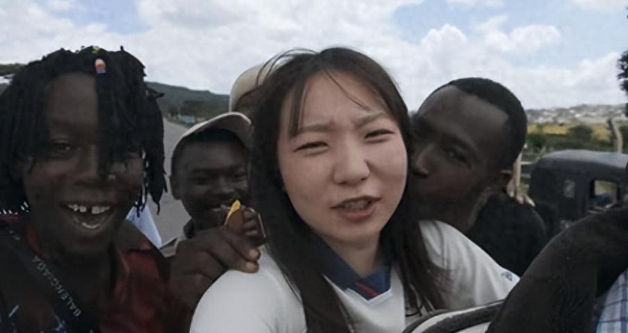这个韩国女博主有44万粉丝，她居然一个人闯荡坦桑尼亚，遭到多名黑人搂抱抢吻，直接