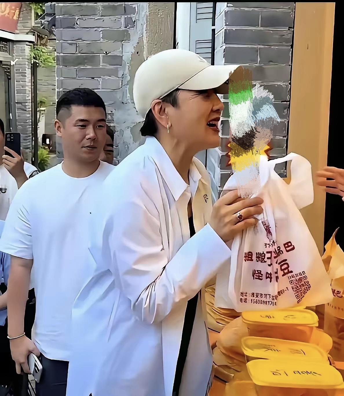 演员张凯丽拍戏小摊上买锅巴，摊主客气不要钱，她直接把东西拎走
张凯丽最近因为一件