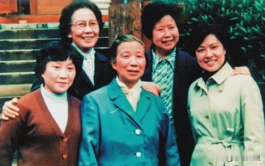 彼年，与越剧宗师袁雪芬、戚雅仙、张云霞同框，站前排C位的白发老人是谁？

她是2