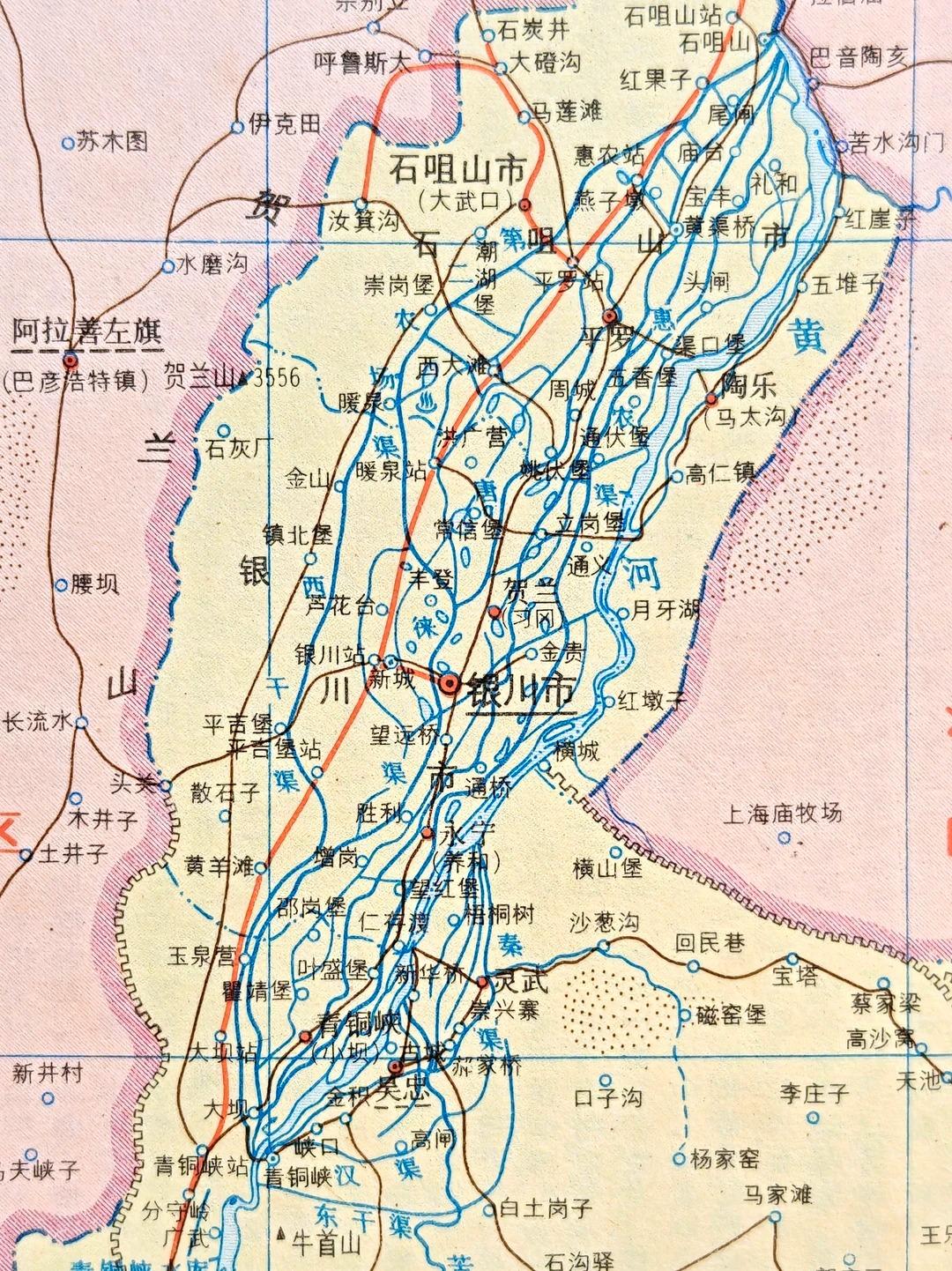 银川被称作“塞上江南”，不是文人随口夸大的虚名。历史上银川平原曾密布湖泊，民间流