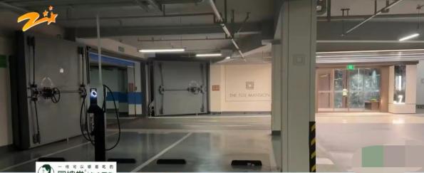 “这算背刺吗？”浙江杭州，车位降价风波搅动业主神经。
 
一男子39万购得车位，