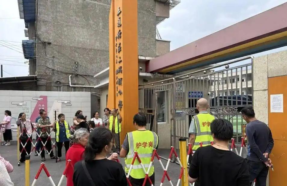 不知道从什么时候开始，一些学校要求孩子家长在校门口维持秩序和卫生，以及保护孩子上