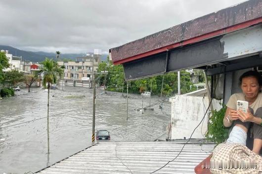 赖清德灾区大笑击掌惹众怒此次堰塞湖溢流已造成17人死亡，32人受伤，仍有17人失