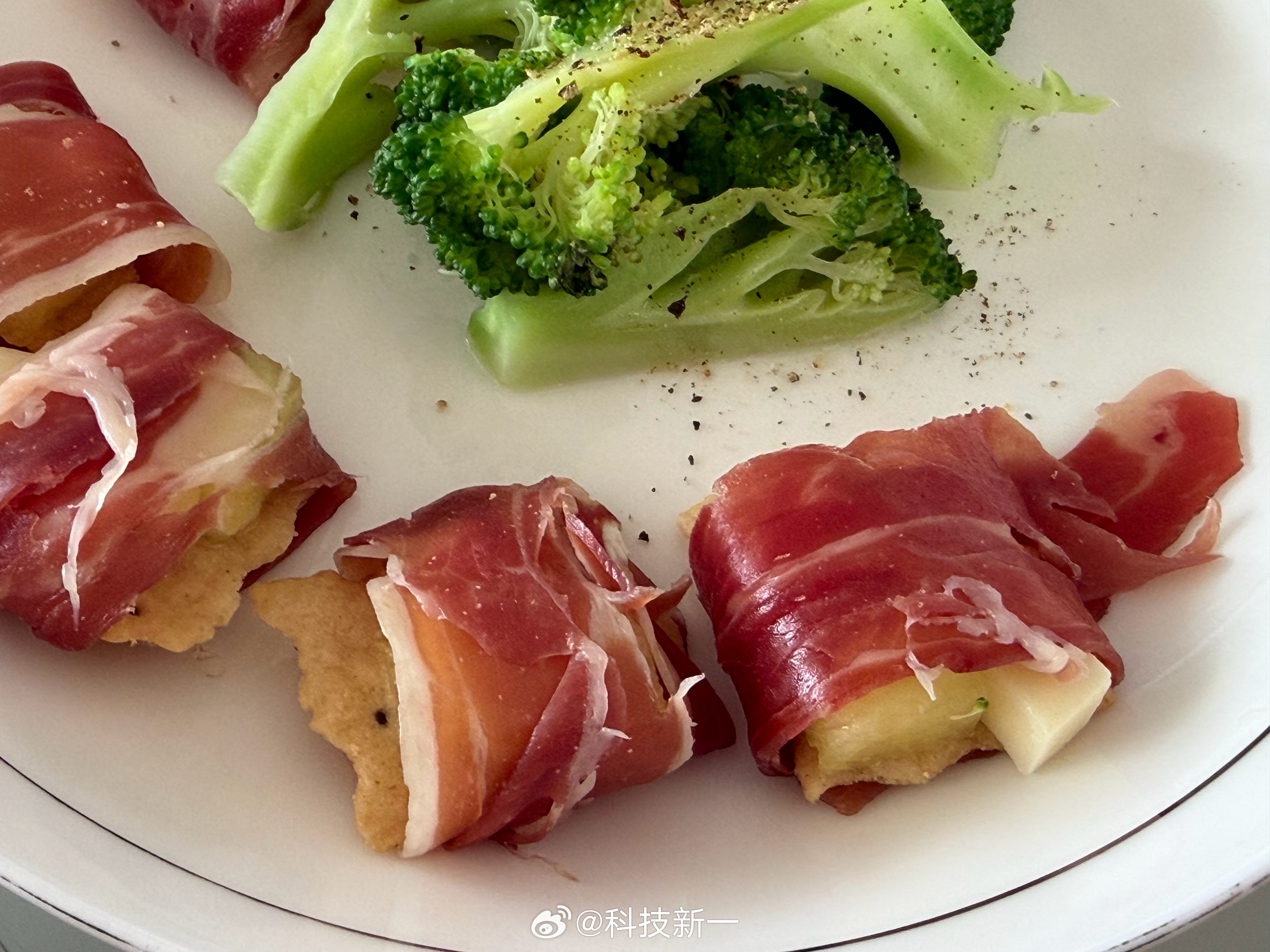 今日早餐，朋友昨天从西班牙给我带的火腿，说大补